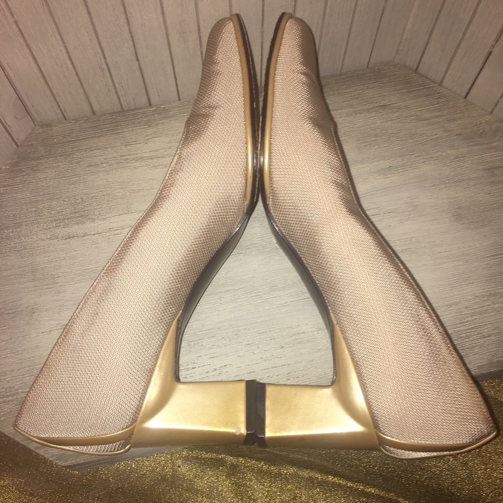 Stuart Weitzman Gold Low Heel Shoes Size 7.5b - image 5